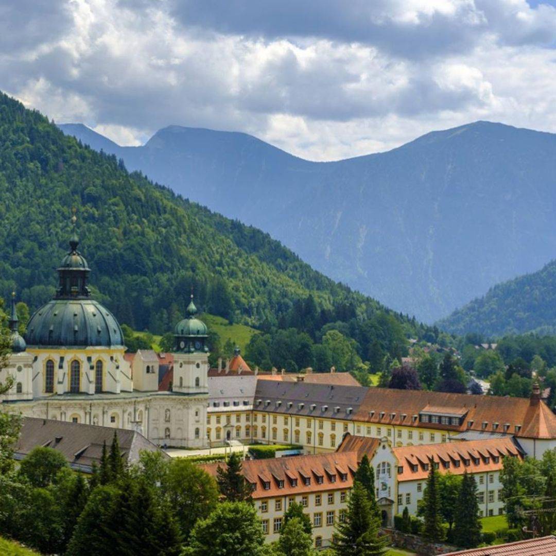 Benediktinerkloster Ettal mit Bergblick.