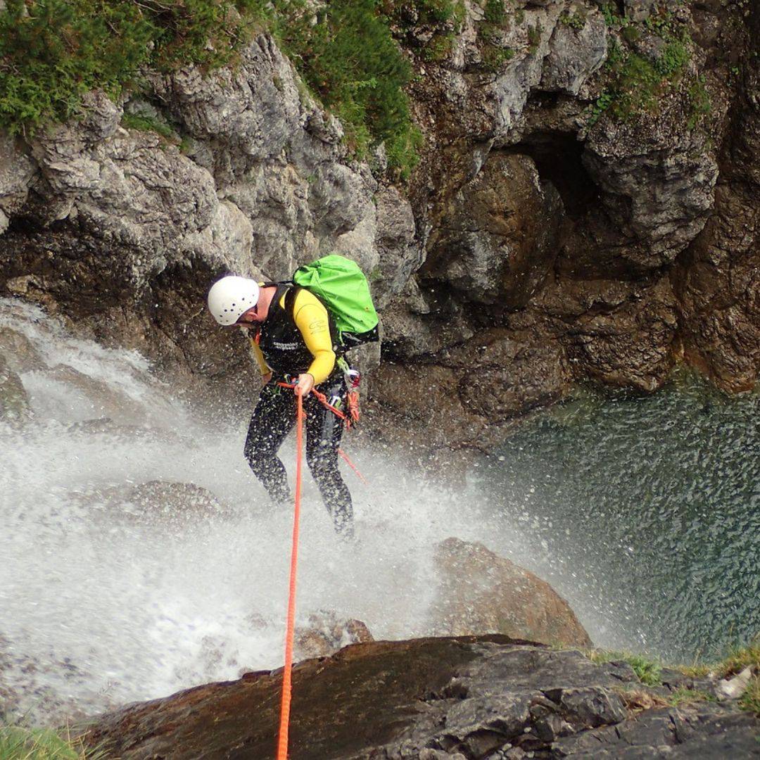 Canyoning als actionreicher Ausflug mit der Familie.