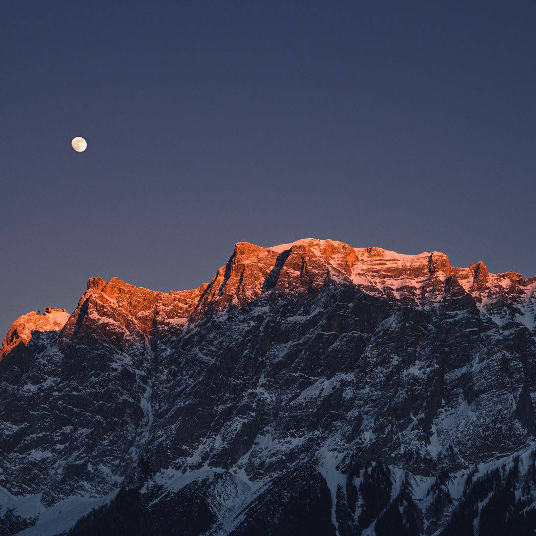 Zugspitze leuchtet im Abendrot.