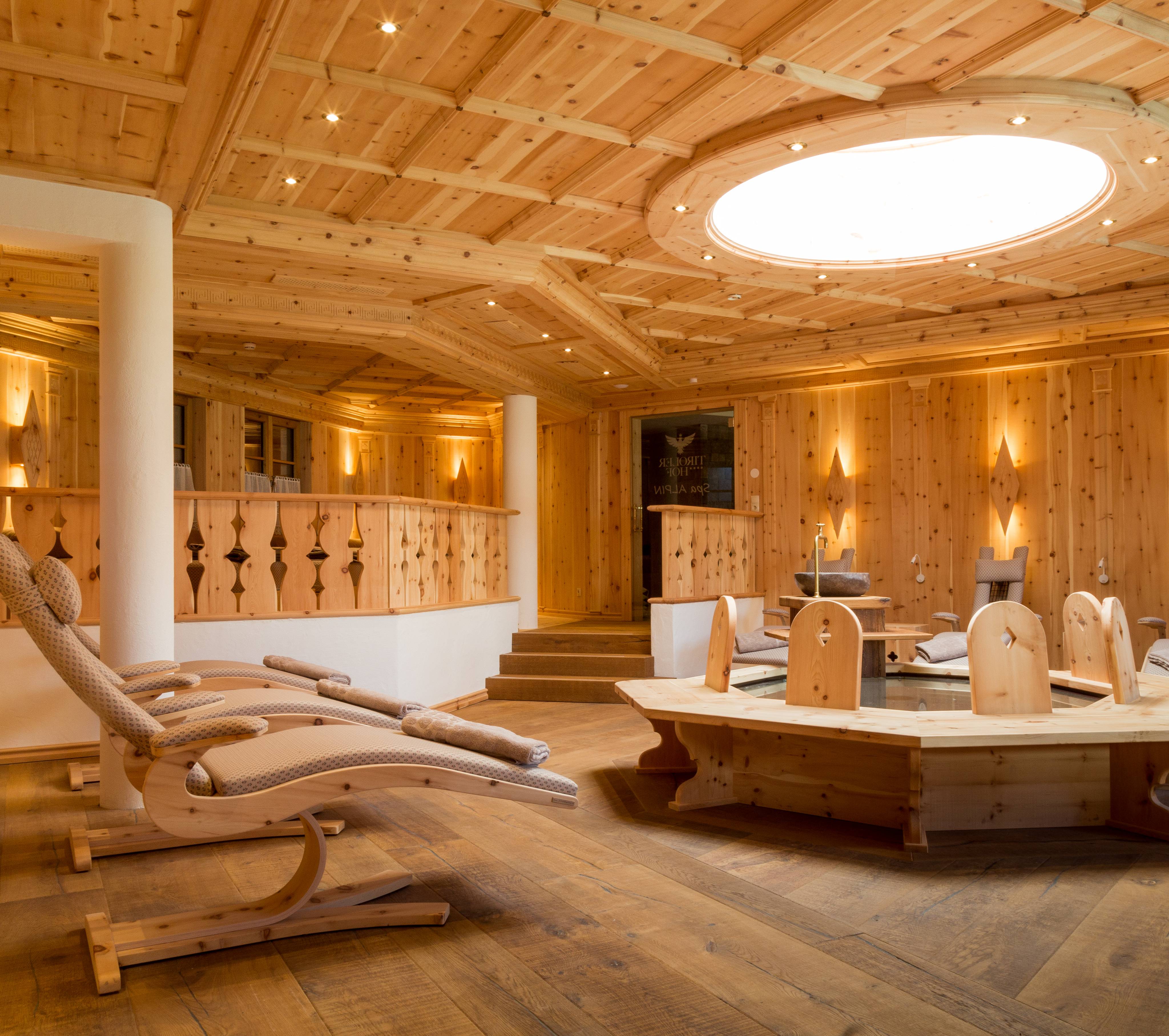 Entspannender Ruheraum aus Holz im Wellnessbereich.