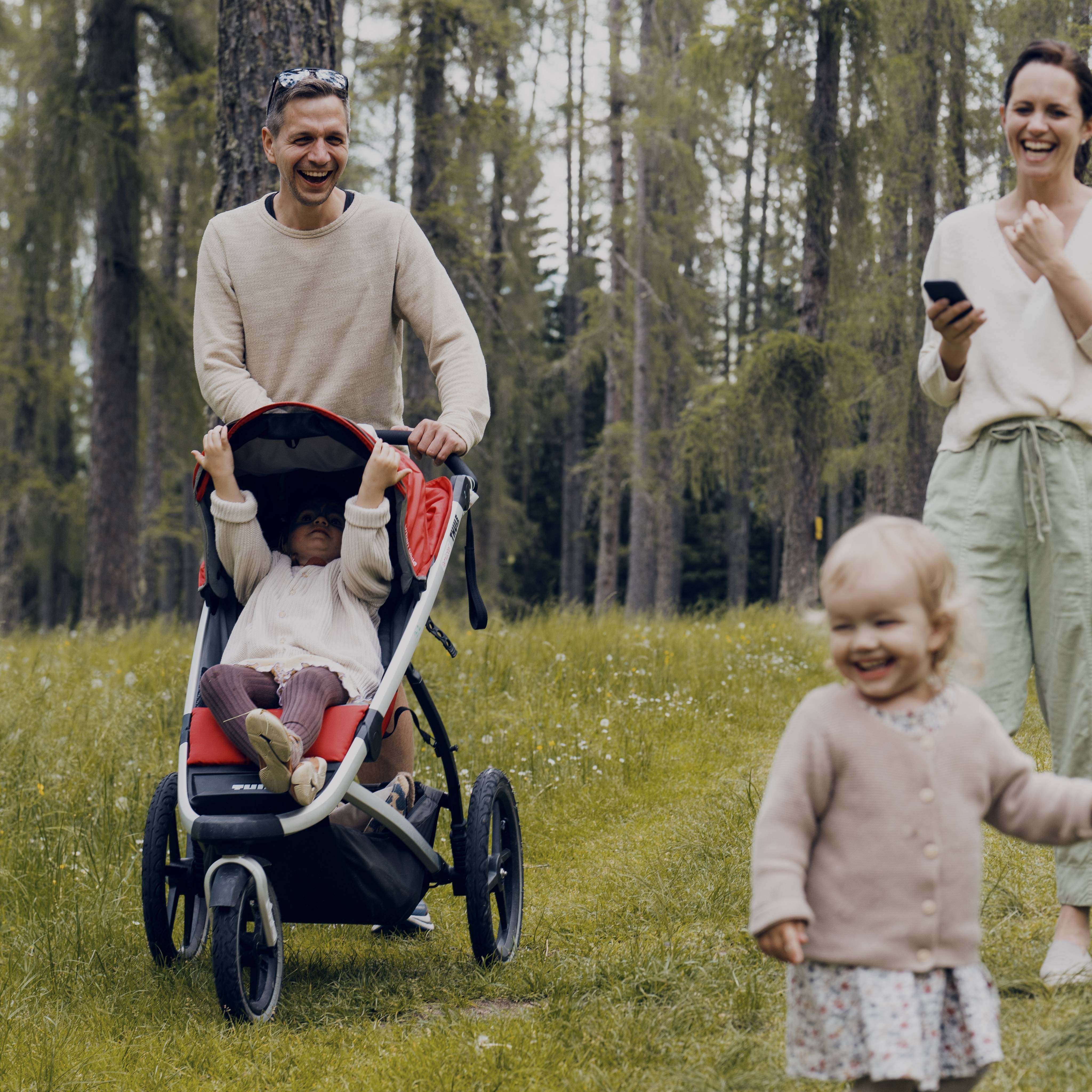 Gut gelaunte Familie bei einem Spaziergang im Wald nahe dem Hotel Tirolerhof.