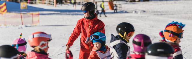Kinder beim Skikurs in der Tiroler Zugspitz Arena.