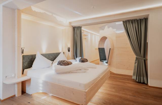 Helles, modernes Hotelzimmer aus Holz für die Familie.