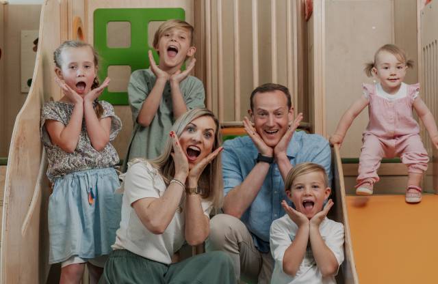 Familie zieht gemeinsam Grimassen.