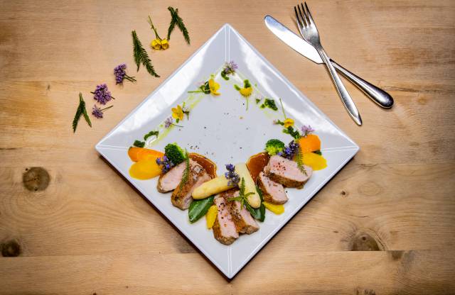 Kreativ angerichtete Speise mit Fleisch im Tirolerhof.
