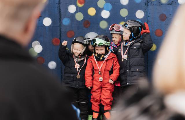 Kinder Siegerehrung der Skischule Ehrwald in Österreich.
