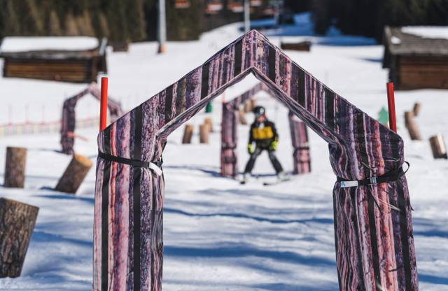 Kind bei einem Skirennen auf einer Piste.