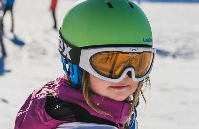 Kind mit Skibrille und Helm beim Skikurs Ehrwald.
