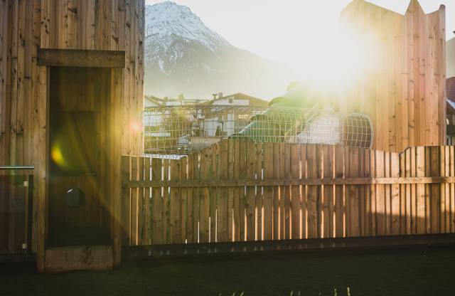 Spielplatz des Tirolerhofs bei Sonnenaufgang.