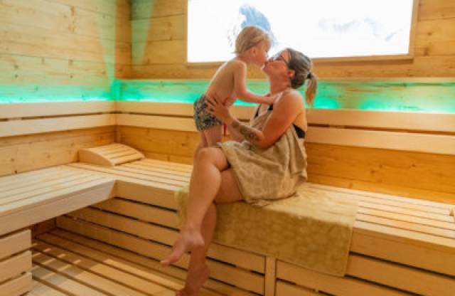 Mama und Kind in der Familiensauna im Tirolerhof.
