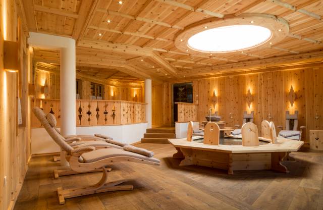 Entspannender Ruheraum aus Holz im Wellnessbereich.