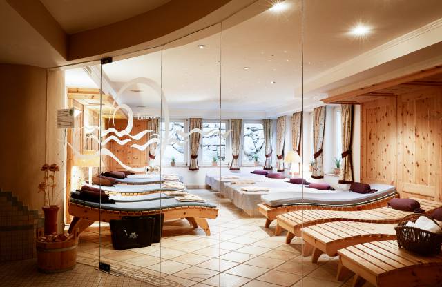 Heller Ruheraum mit gemütlichen Liegen im Wellnessbereich des Hotels.