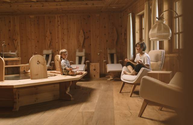 Kinder entspannen im Spabereich des Familotels Zugspitze.