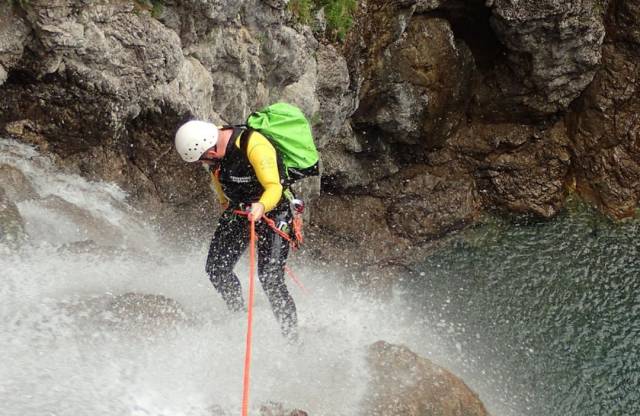 Canyoning als actionreicher Ausflug mit der Familie.