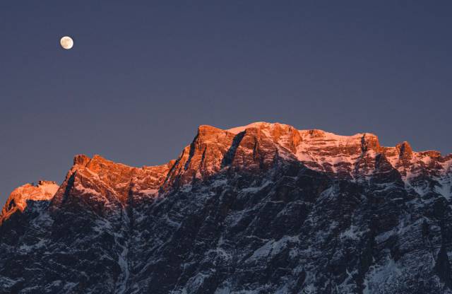 Zugspitze leuchtet im Abendrot.