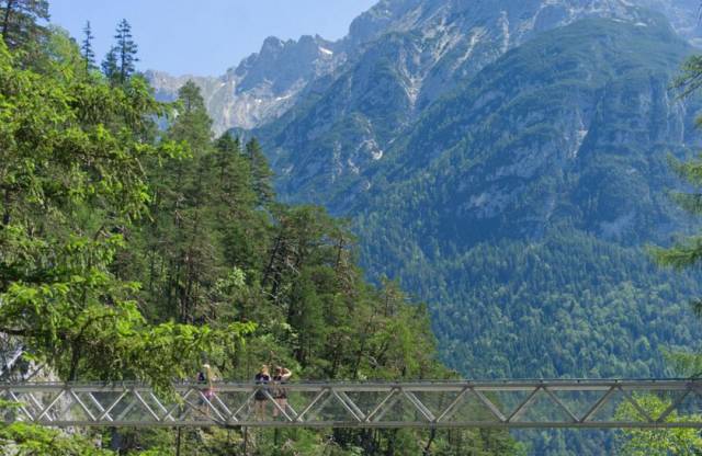 Geisterklamm – Leutasch mit Blick auf die Berge.