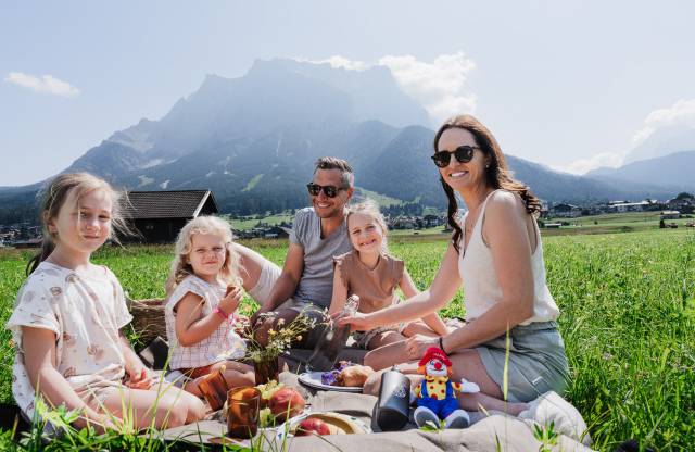 Familien-Picknick im Moos