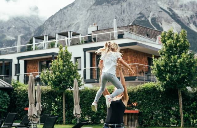 Mutter und Kind spielen im Garten 