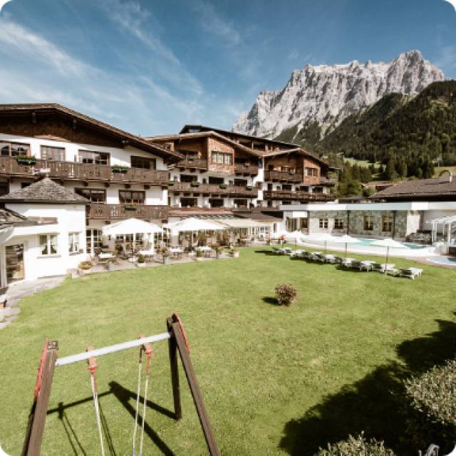 Außenansicht Hotel Tirolerhof mit Alpenpanorama