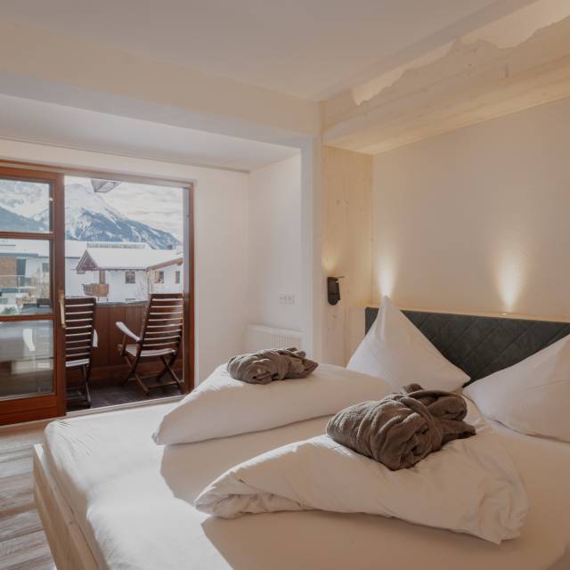 Gemütliches Hotelzimmer mit Balkon im Tirolerhof.