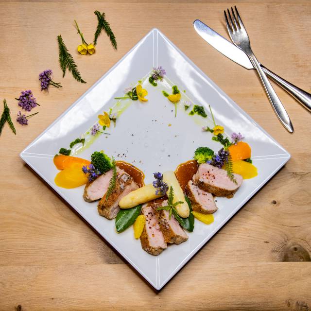 Kreativ angerichtete Speise mit Fleisch im Tirolerhof.
