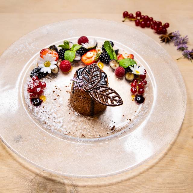 Fein angerichteter Schokokuchen mit Beeren als Dessert im Tirolerhof in Ehrwald.