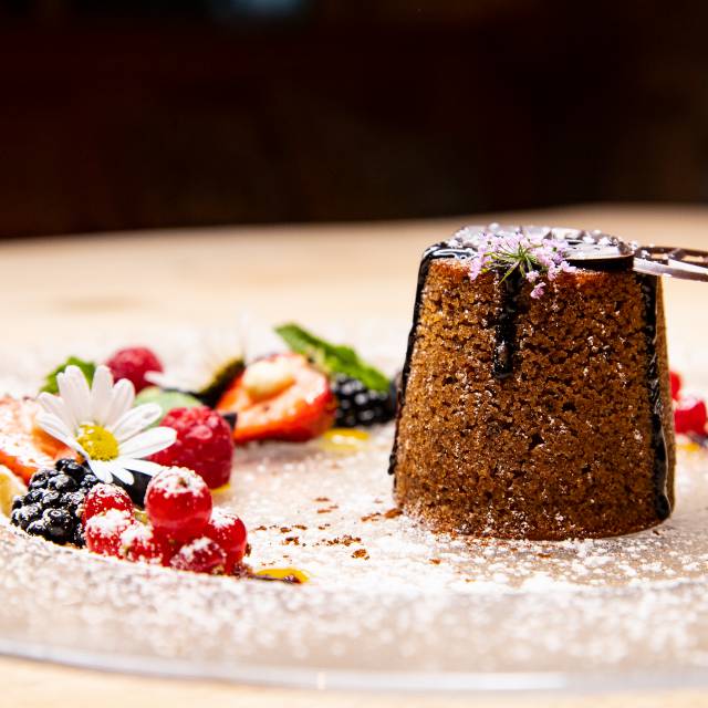 Feines Dessert kunstvoll angerichtet im Tirolerhof Restaurant.