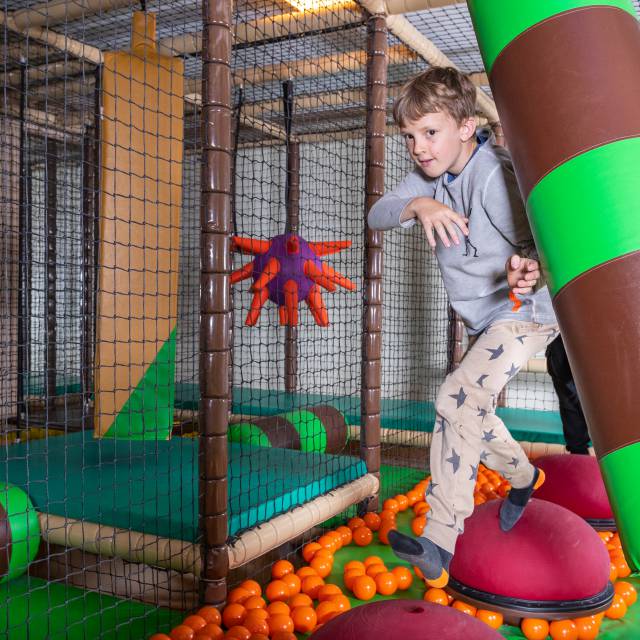 Kind spielt in der großen Softplay-Anlage im Familienhotel Tirolerhof.