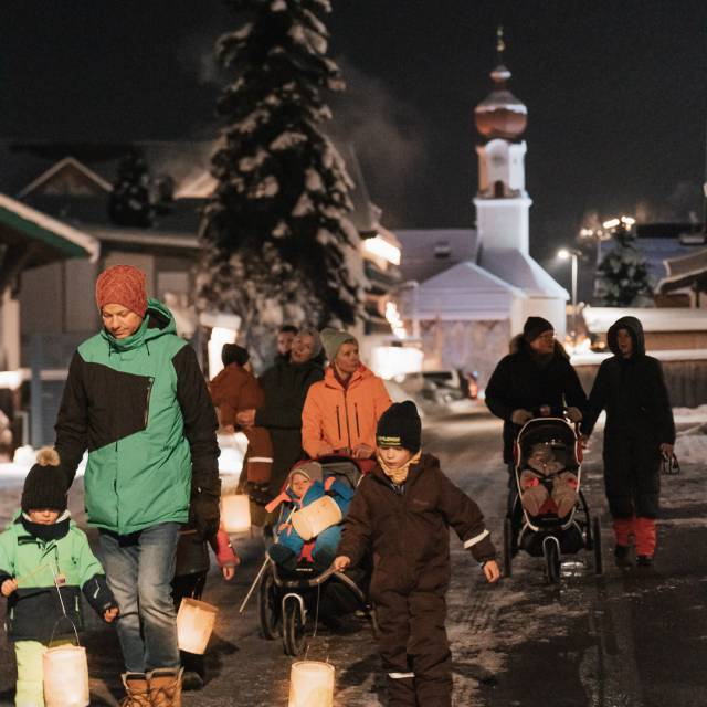 Familien genießen eine stimmungsvolle Laternenwanderung bei Nacht in Ehrwald.
