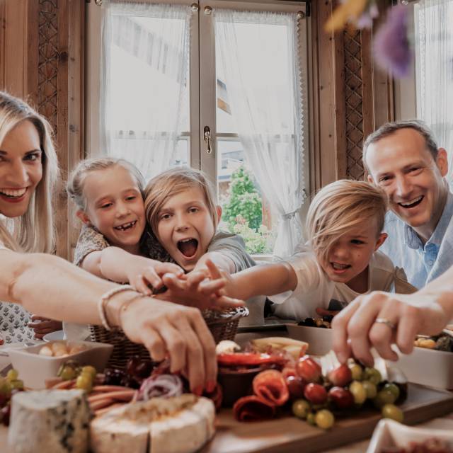Familie genießt vielfältige Speisen im Restaurant des Familienhotels.
