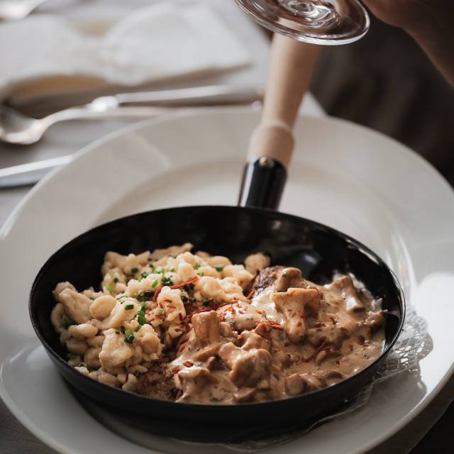 Spätzle mit Pilzrahmsauce in einer Pfanne serviert im Familienhotel Tirolerhof.