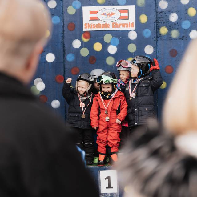 Kinder Siegerehrung der Skischule Ehrwald in Österreich.