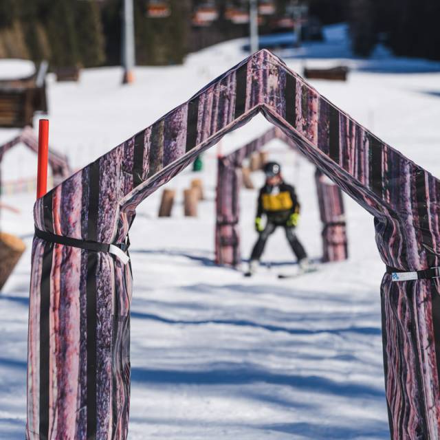 Kind bei einem Skirennen auf einer Piste.
