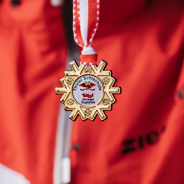 Goldmedaille der Tiroler Skischule Ehrwald.