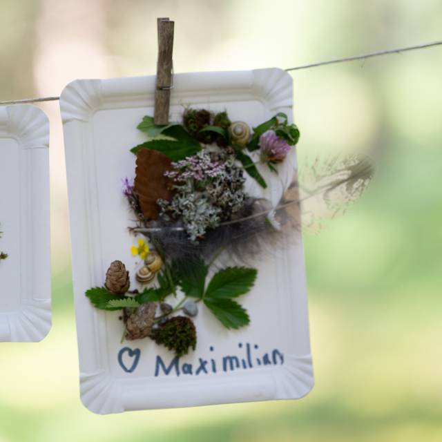 Selbstgebasteltes Naturbild mit Blüten und Blättern im Happy Club.