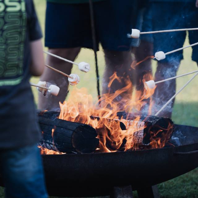 Gemütliches Lagerfeuer als Sommeraktivität im Tirolerhof.