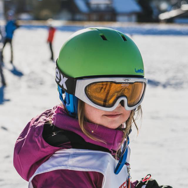 Kind mit Skibrille und Helm beim Skikurs Ehrwald.