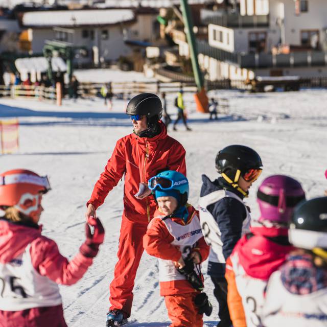 Kinder beim Skikurs in der Tiroler Zugspitz Arena.