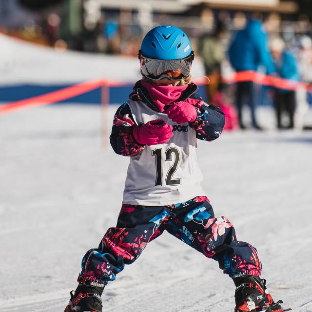 Kind fährt auf Skiern in der Skischule Ehrwald in Tirol nahe dem Tirolerhof.