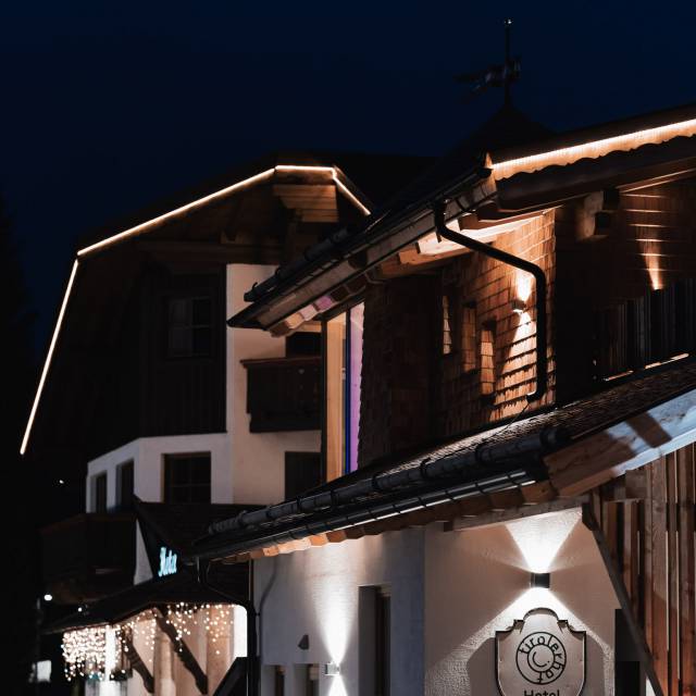 Außengelände des Tirolerhofs in Ehrwald bei Nacht.