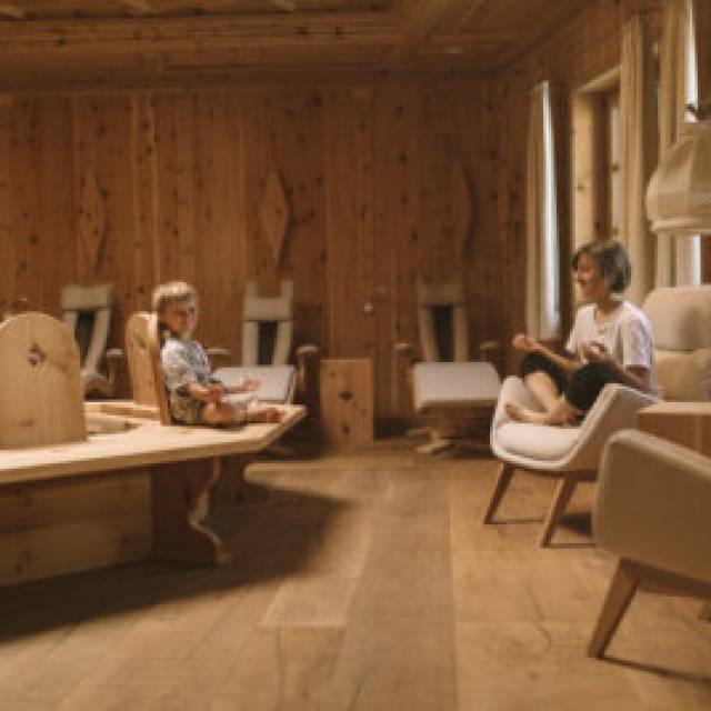 Kinder entspannen im Spabereich des Tirolerhofs.