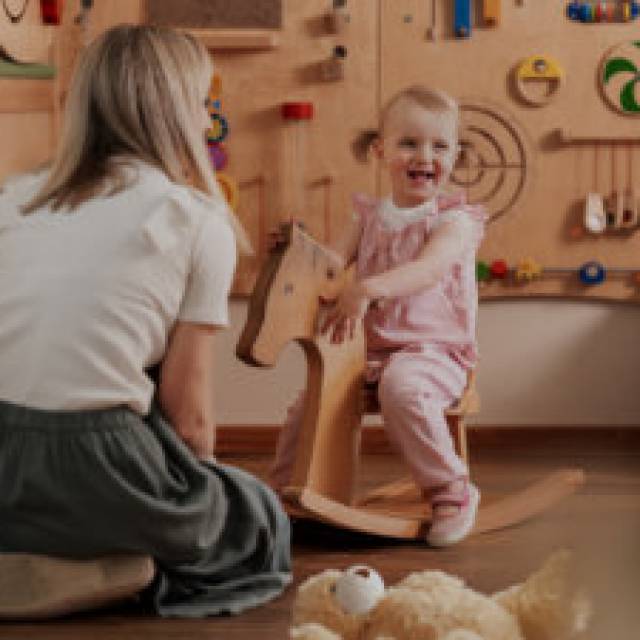 Mädchen mit Mama im Kinderclub im Tirolerhof in Ehrwald.