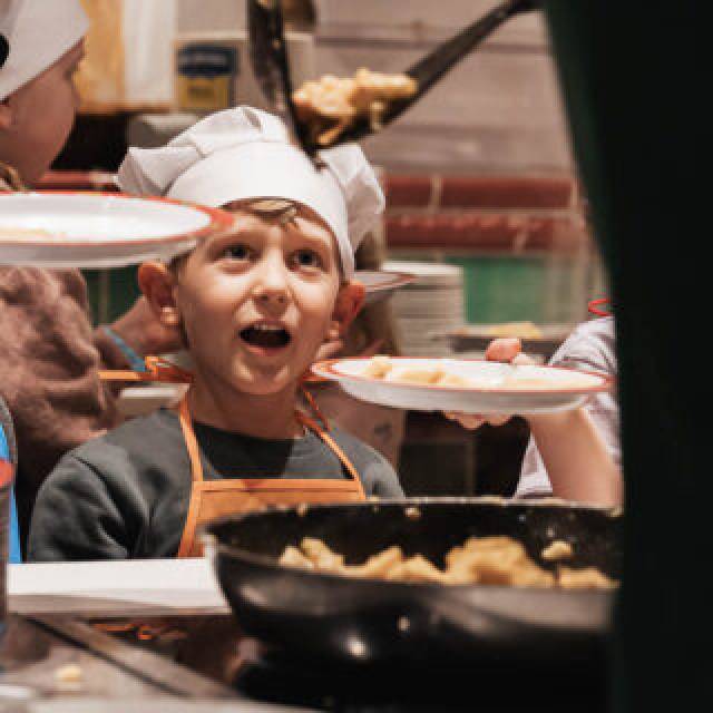 Kind holt sich Essen beim Buffet im Restaurant des Tirolerhofs.