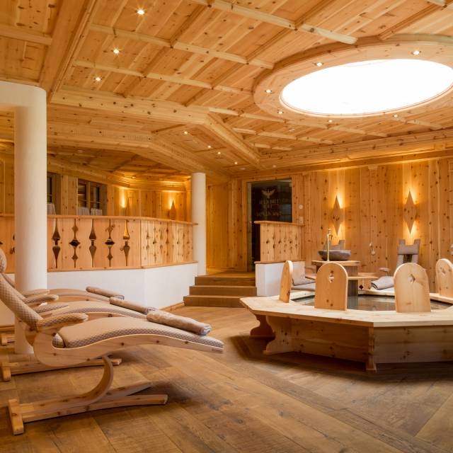 Entspannender Ruheraum aus Holz im Wellnessbereich.