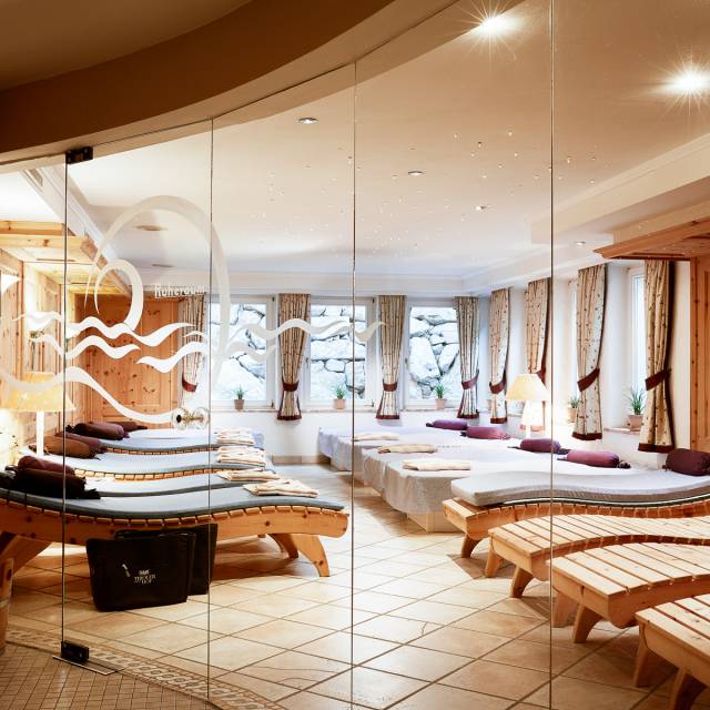 Heller Ruheraum mit gemütlichen Liegen im Wellnessbereich des Hotels.
