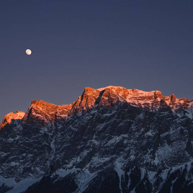 Zugspitze leuchtet im Abendrot.