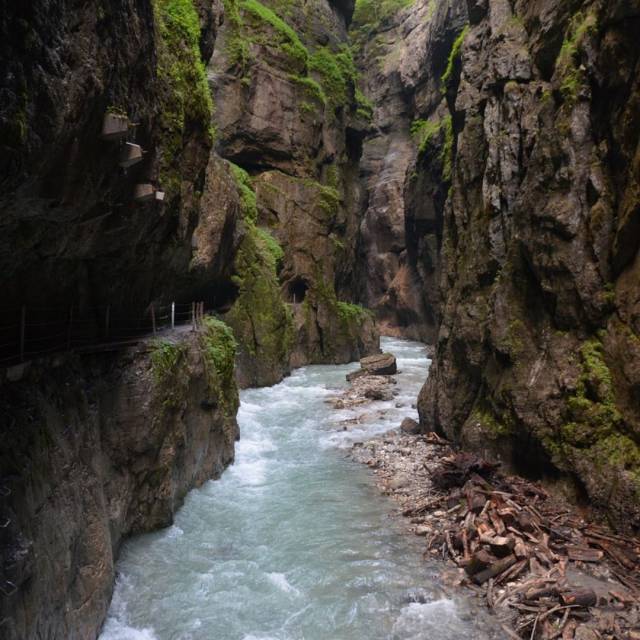 Partnachklamm bei Garmisch-Partenkirchen mit hohen Felswänden.