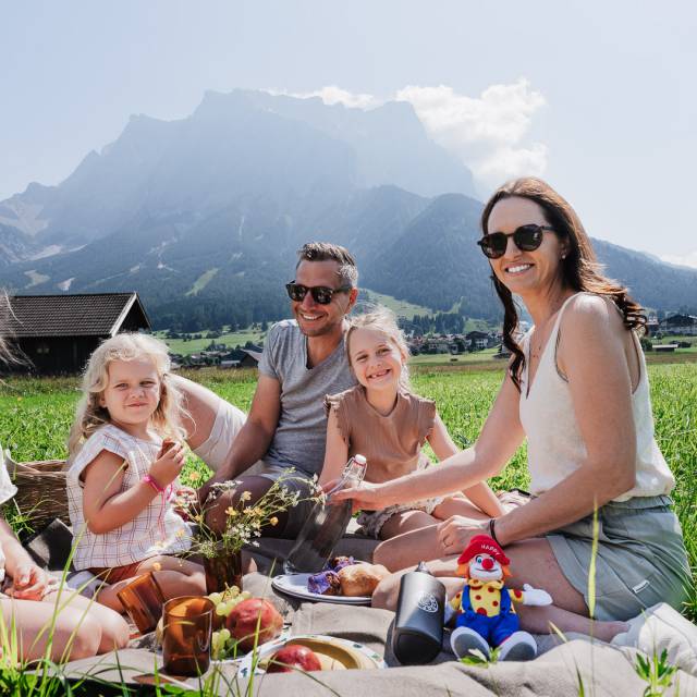 Familien-Picknick im Moos