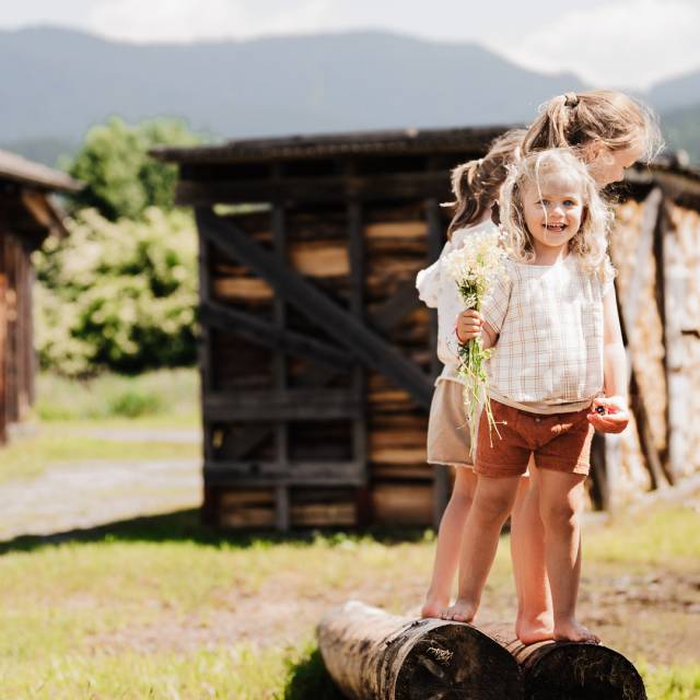 Kinder beim Entdecken im Moos