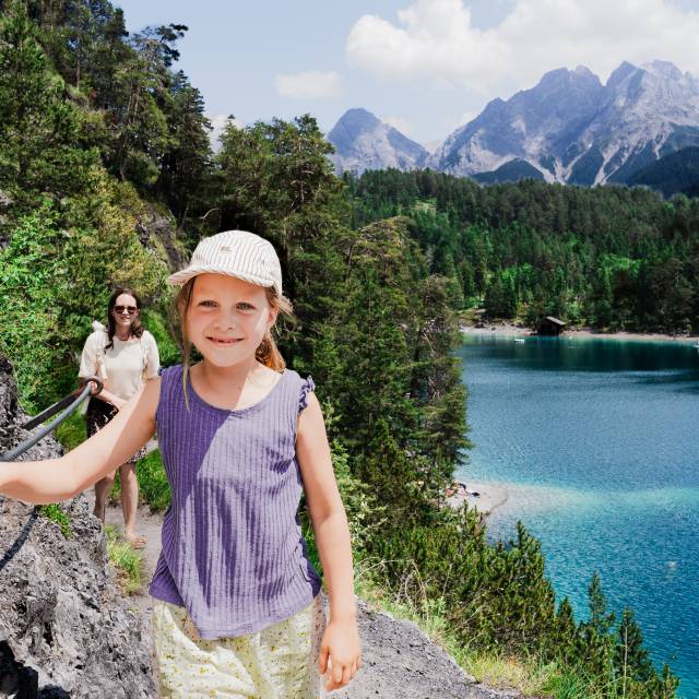 Kind mit Mutter gehen rund um den Blindsee